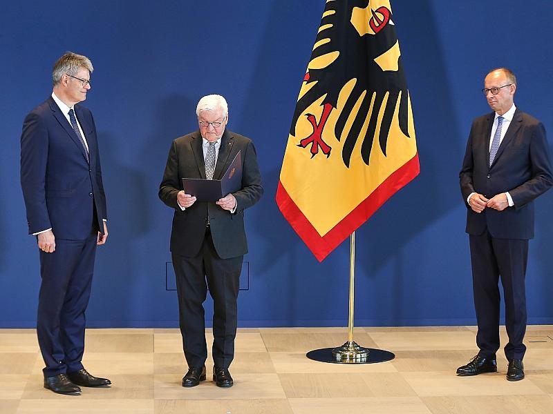 Steinmeier entlässt und ernennt von Merz benannte Minister