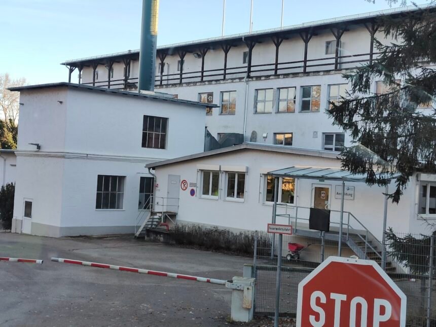 Warn-Alarm nach Brand in Neuburg: Batterien geraten in Lagerhalle in Brand