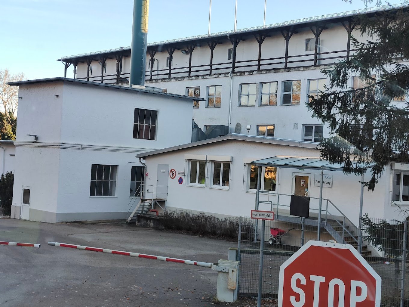 Warn-Alarm nach Brand in Neuburg: Batterien geraten in Lagerhalle in Brand