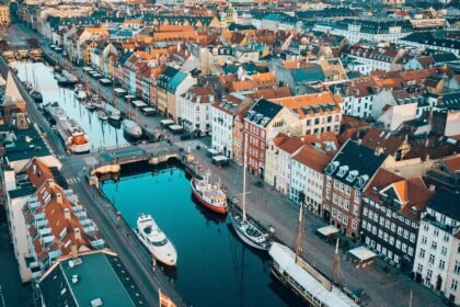 Skandinavische Stadtmöbel verbinden Funktion und langlebige Materialien