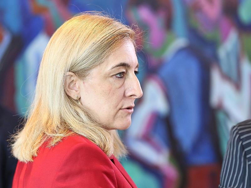 Warken kündigt weitere Sparmaßnahmen im Gesundheitswesen an
