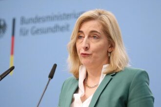 Warken plant Krisenhotline in Suizidpräventionsgesetz