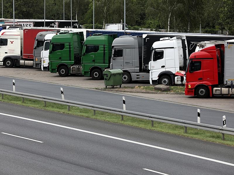 Zahl mautpflichtiger Lkws auf Autobahnen im Juni gesunken