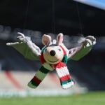 FC Augsburg-Gegner erhalten Puppenkisten Tutulla