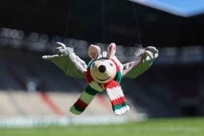 FC Augsburg-Gegner erhalten Puppenkisten Tutulla