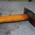 Illertissen: 68-Jähriger soll 70-Jährigen mit Hammer schwer verletzt haben