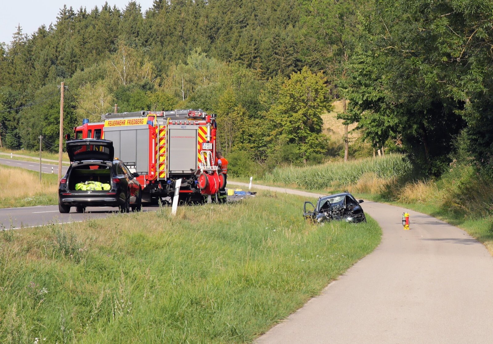 Biker stirbt bei Unfall auf der B300 zwischen Friedberg und Dasing