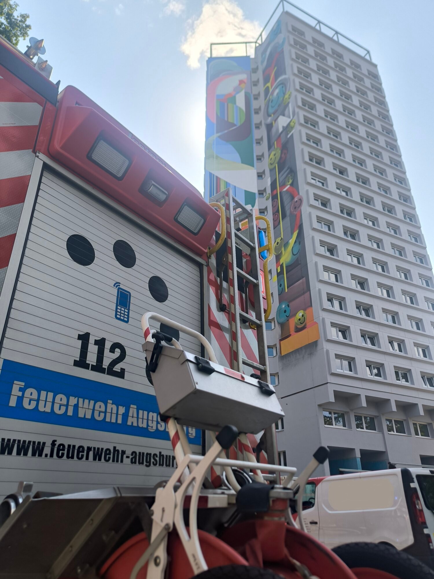 Rauchentwicklung im “Peacetower”:  Feuerwehr rückt zu Brand in Augsburger Hochhaus aus
