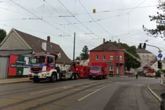 Dachgeschossbrand in Augsburg-Pfersee: 51-Jähriger verletzt