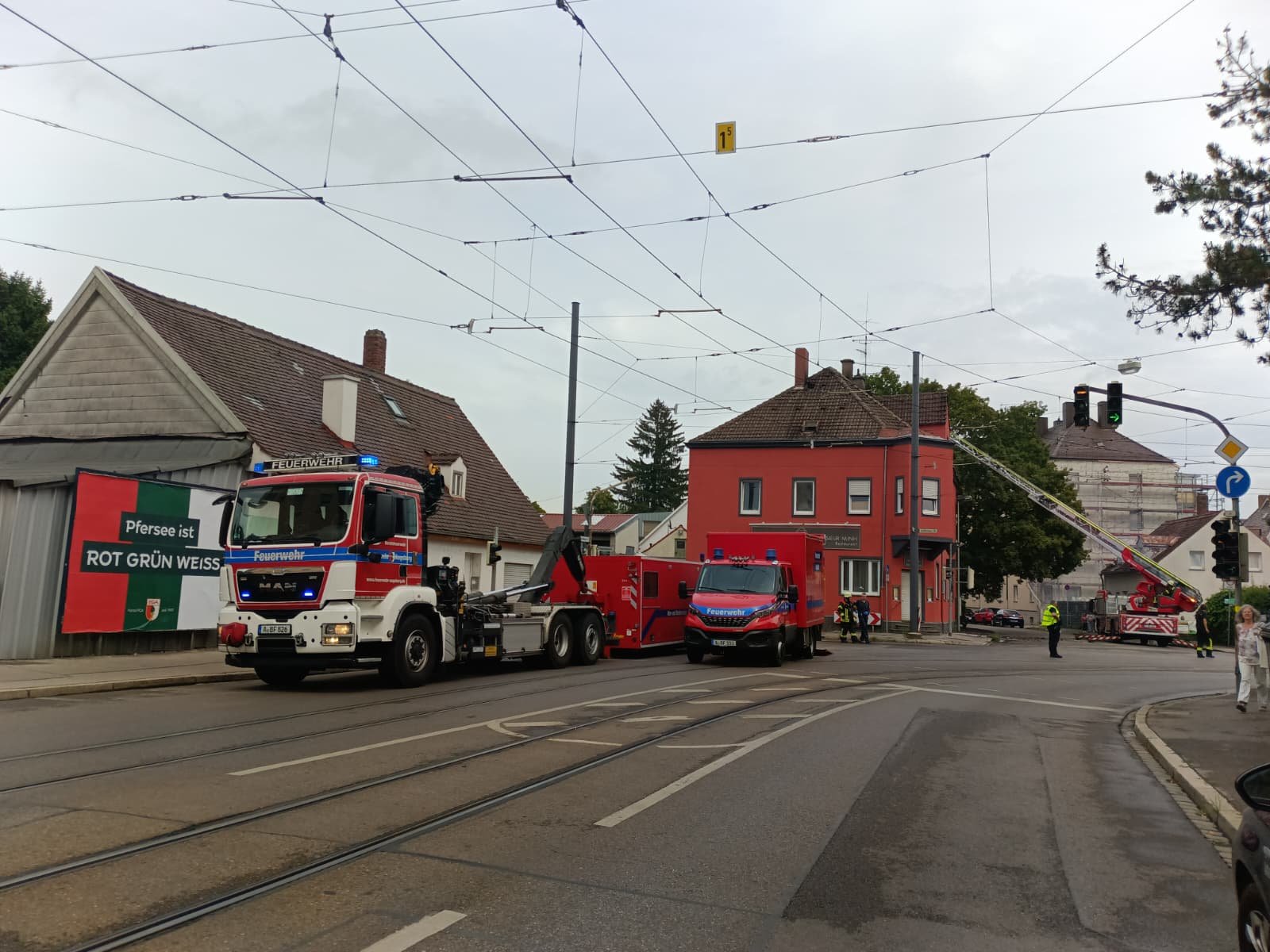 Dachgeschossbrand in Augsburg-Pfersee: 51-Jähriger verletzt
