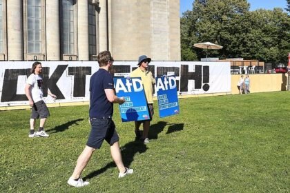 AfD-Protest vor Berliner Volksbühne endet mit Tumult