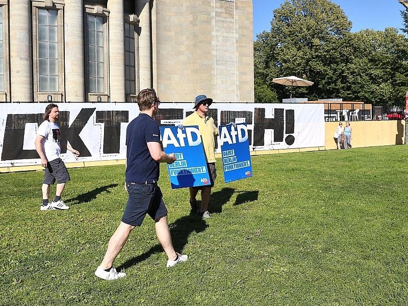 AfD-Protest vor Berliner Volksbühne endet mit Tumult
