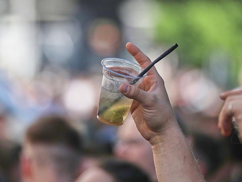 AOK-Chefin fordert höhere Preise für Alkohol und Tabak