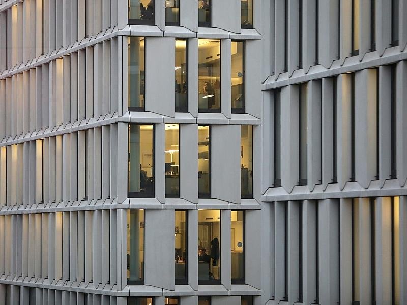 Arbeitszeit pro Kopf leicht gesunken – Ältere trotzen dem Trend