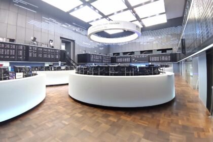 Dax startet im Minus – Neue US-Angriffe im Iran belasten