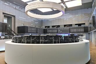 Dax startet kaum verändert - Warten auf Hormus-Öffnung geht weiter