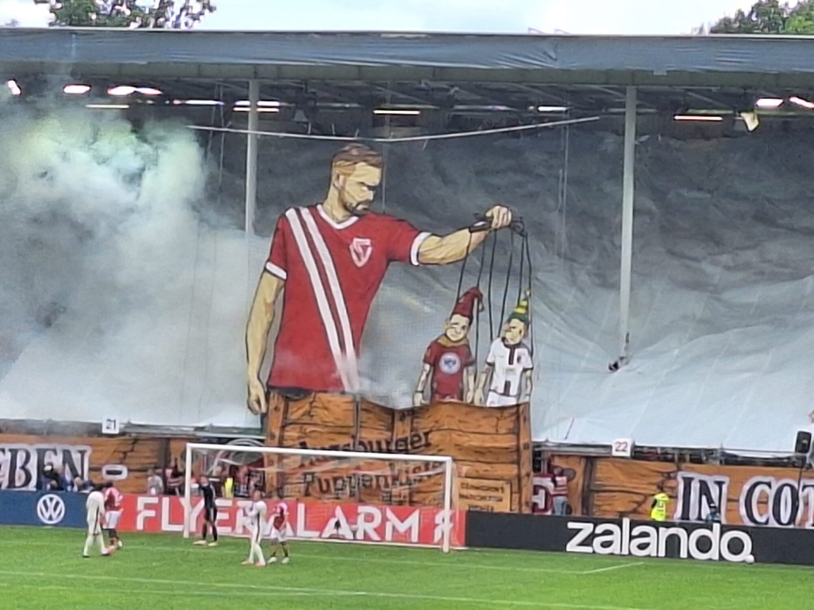 Ein schweres Stück Arbeit – FC Augsburg zieht nach Sieg in Cottbus in zweite Pokalrunde ein