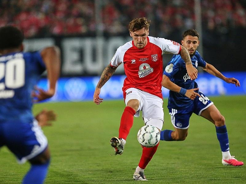 DFB-Pokal: Schalke gewinnt in Halle erst nach Verlängerung