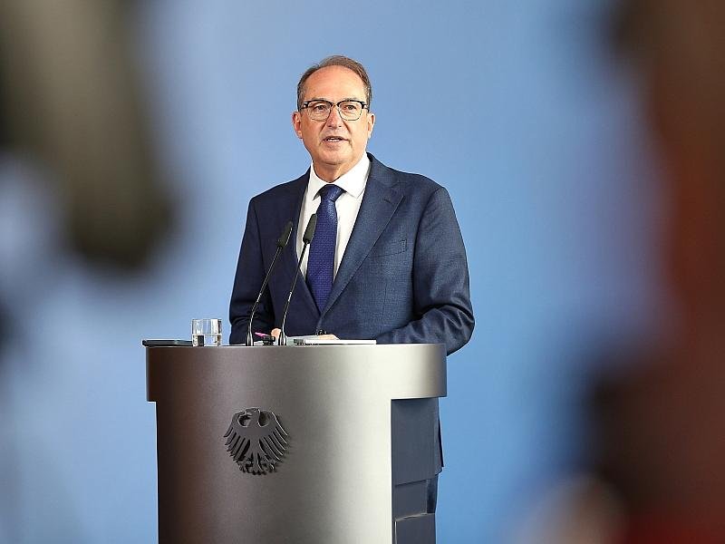 Dobrindt bestätigt Waffenfund – Ausländische Geheimdienste helfen