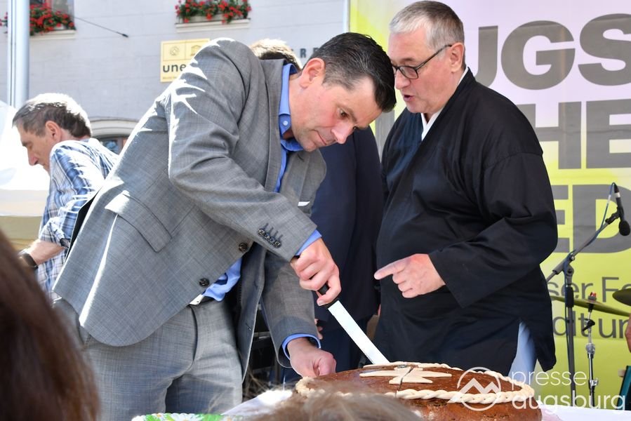 Die Friedenstafel setzt zum Augsburger Friedensfest ein Zeichen für ein gutes Miteinander