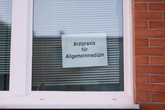 Grüne fordern Verzicht auf AU-Pflicht ab erstem Krankheitstag