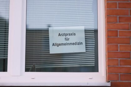 Grüne fordern Verzicht auf AU-Pflicht ab erstem Krankheitstag