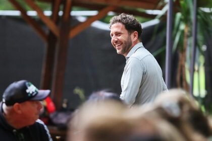 Grünen-Chef Banaszak tourt mit “Taxi Banaszak” durch den Osten