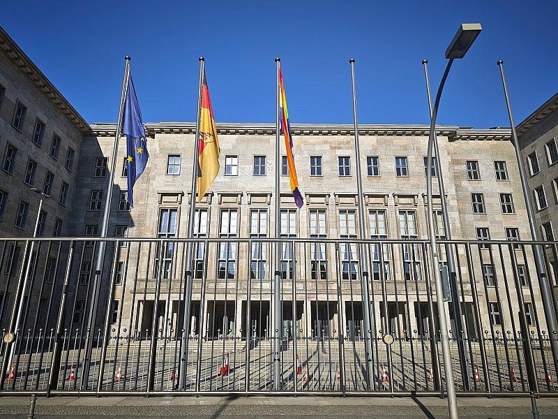 Klingbeil streicht Freibetrag für Mitarbeiterrabatte doch nicht