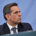 Lies offen für Verschiebung des Klimaziels