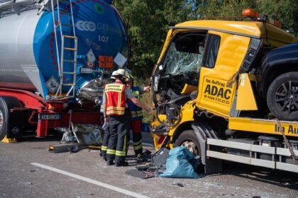 A9 bei Manching: Lkw-Fahrer nach schwerem Auffahrunfall in Lebensgefahr