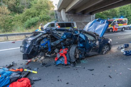 Tödliches Drama auf A73 bei Bamberg: Person stürzt von Brücke – sieben Schwerverletzte bei Folgeunfall