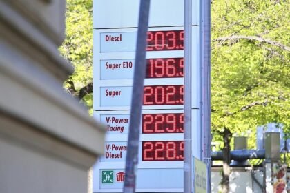 Ökonom warnt vor höheren Spritpreisen wegen Niedrigwasser