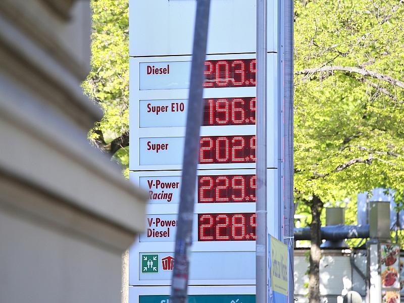 Ökonom warnt vor höheren Spritpreisen wegen Niedrigwasser