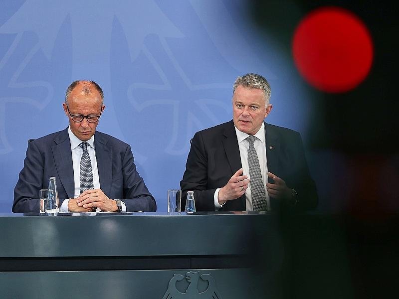 Schnieder kritisiert Merz für Regierungsumbildung