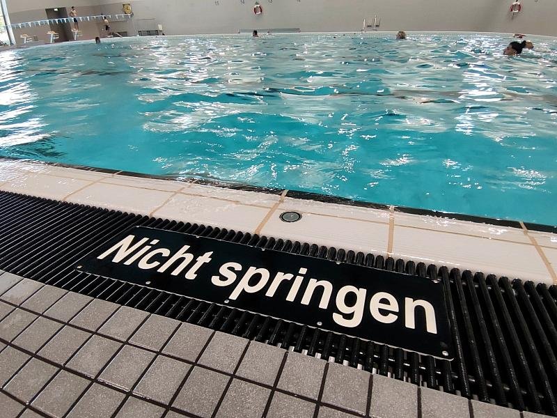 Schwimmmeister mahnen Eltern zu mehr Aufsicht in Bädern