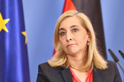 Warken: Linnemanns Pflege-Vorstoß hat Berechtigung