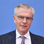 Wirtschaftsweiser fordert niedrigere Beamtenpensionen