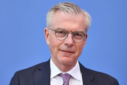 Wirtschaftsweiser fordert niedrigere Beamtenpensionen