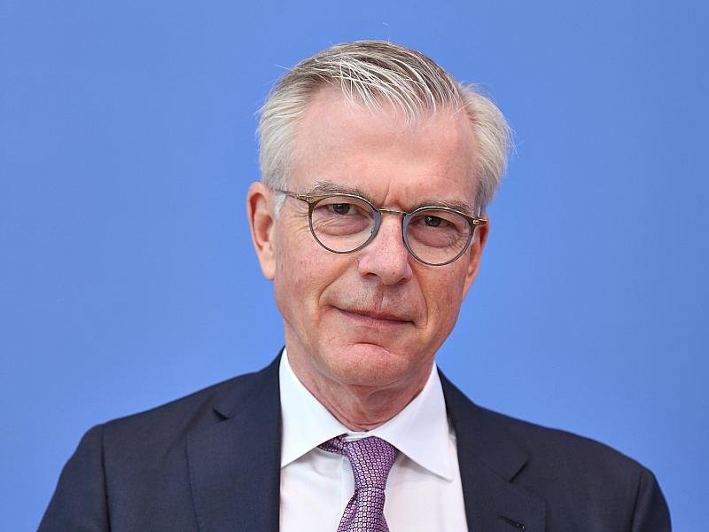 Wirtschaftsweiser fordert niedrigere Beamtenpensionen