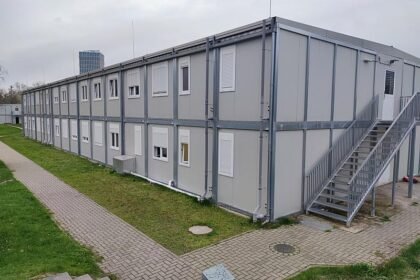 Zahl der Asylanträge im Juli nahezu halbiert