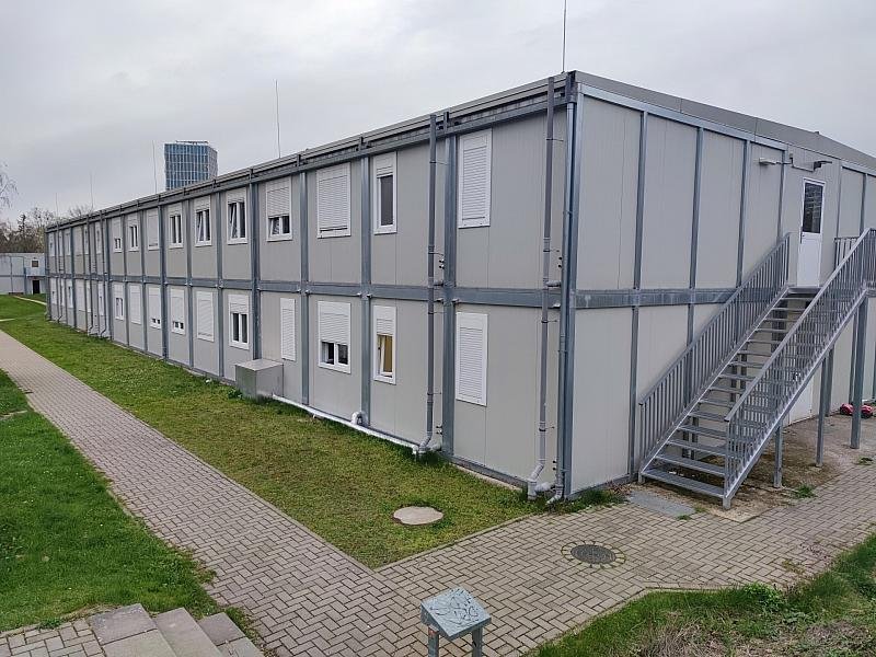 Zahl der Asylanträge im Juli nahezu halbiert