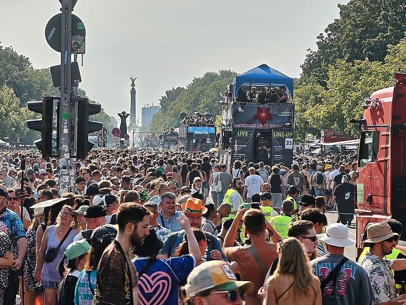 Zehntausende bei Techno-Parade “Rave the Planet” in Berlin