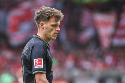 1. Bundesliga: Augsburg erobert in Frankfurt die Tabellenspitze
