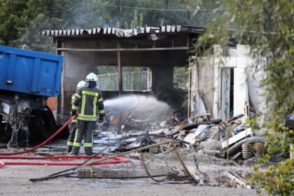 Große Rauchwolke über Stadtbergen: Schuppenbrand löst Großeinsatz aus