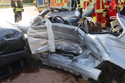 Schwerer Unfall auf B300 bei Ziemetshausen – Fahrerin mit Hubschrauber nach Augsburg geflogen