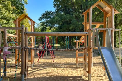 Siebentischpark in Augsburg: Neues Spielgerät ist einsatzbereit