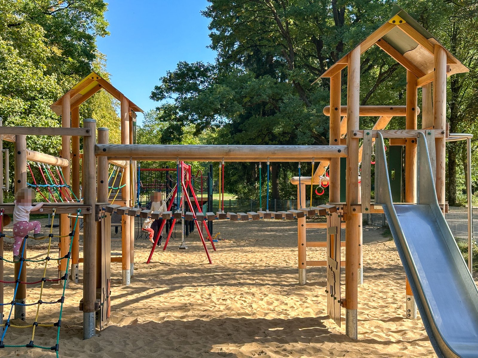 Siebentischpark in Augsburg: Neues Spielgerät ist einsatzbereit