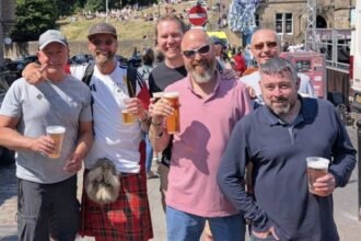 „Kilted Klopp“ kommt nach Augsburg: Schottischer Klopp-Doppelgänger auf besonderer Fußballreise