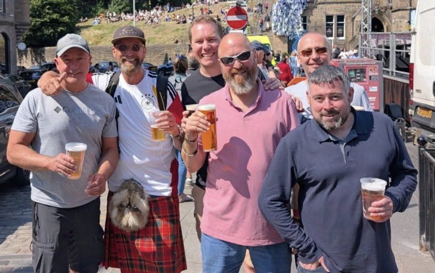 „Kilted Klopp“ kommt nach Augsburg: Schottischer Klopp-Doppelgänger auf besonderer Fußballreise
