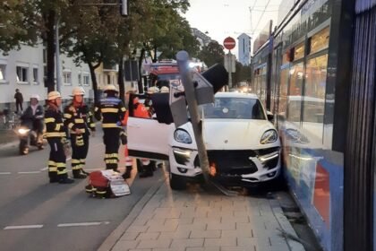 Schwerer Tram-Unfall in München: SUV auf Gehweg geschoben